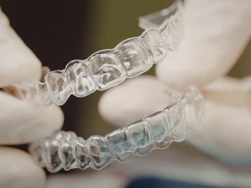 Şeffaf Plak Fiyatları 2026 – Invisalign Tedavi Ücretleri